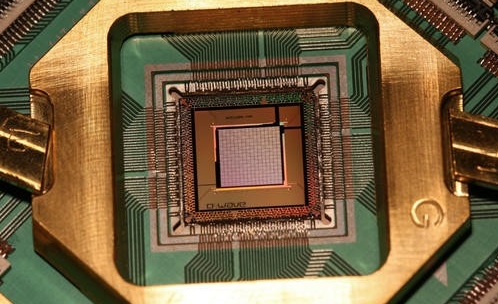 中国科学家研制成功新型可编程光量子计算芯片