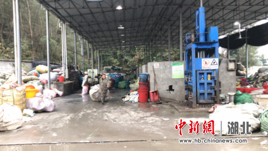 湖北省再生资源集团有限公司在汉川工业园区对回收的再生物资进行作业处理