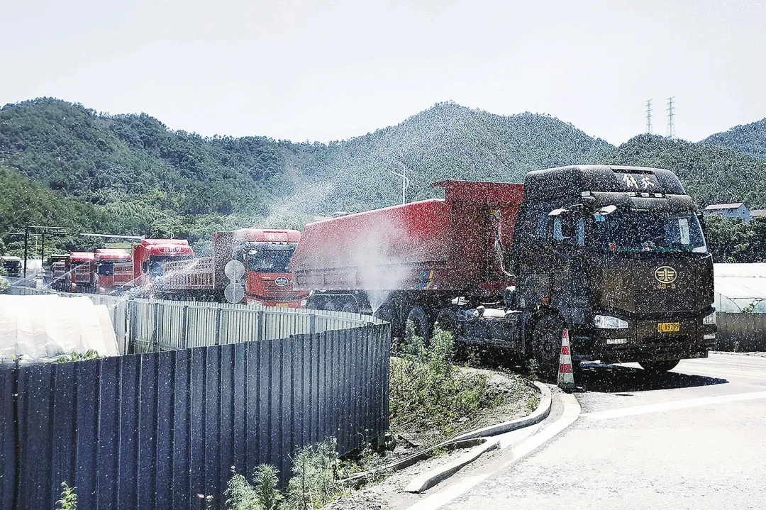 ↑ 运输车辆喷淋降尘