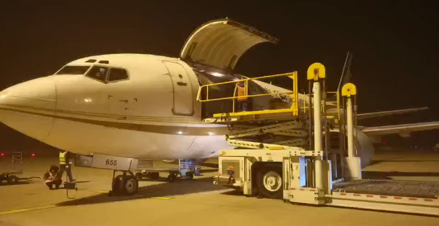 1月24日,一架从南京飞来的中国邮政航空公司737飞机抵达石家庄正定国际机场,正在进行邮件卸装作业。 中国邮政集团公司石家庄市分公司提供。视频截图