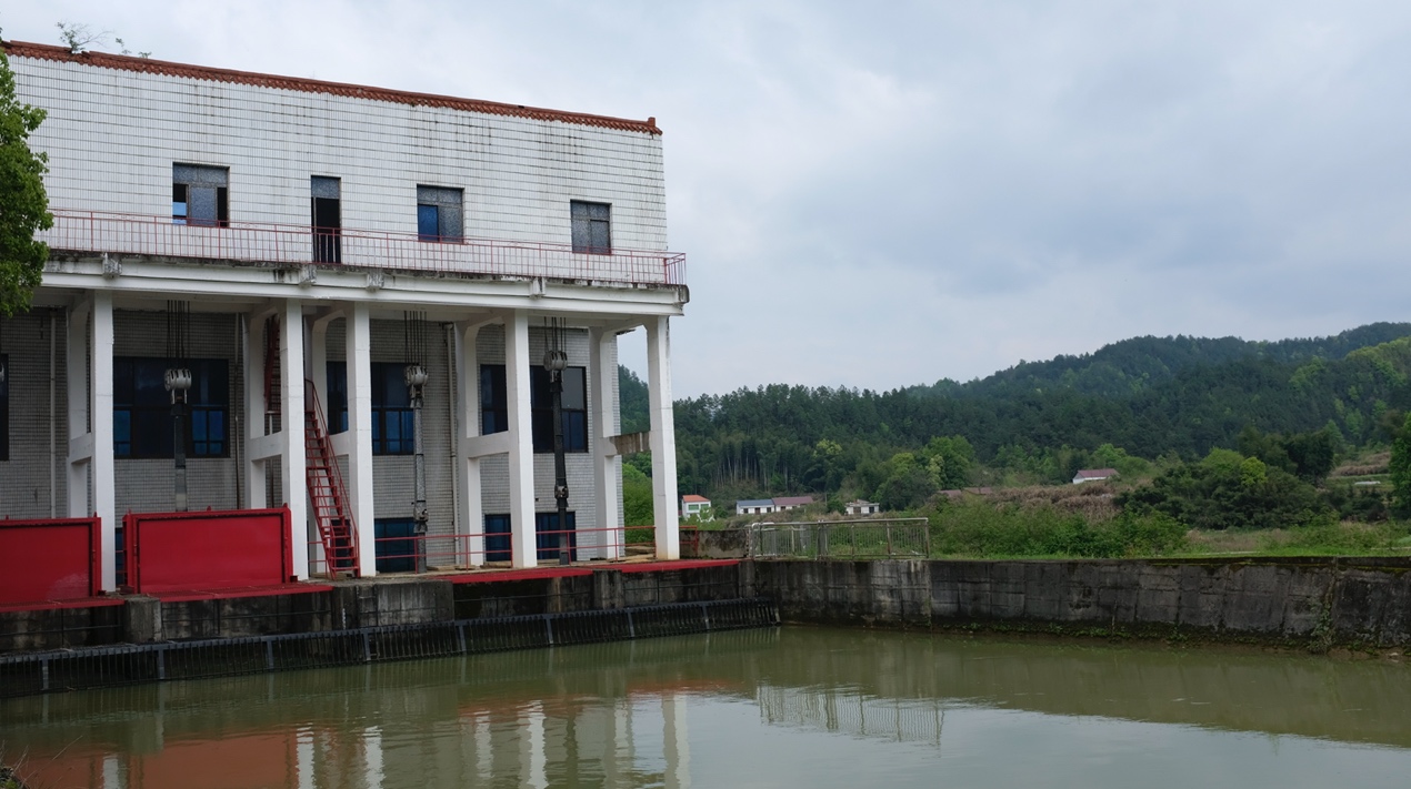 茶子岗水电站建于上世纪90年代，是一座国有电站，位于江西省修水县征村乡茶子岗村。