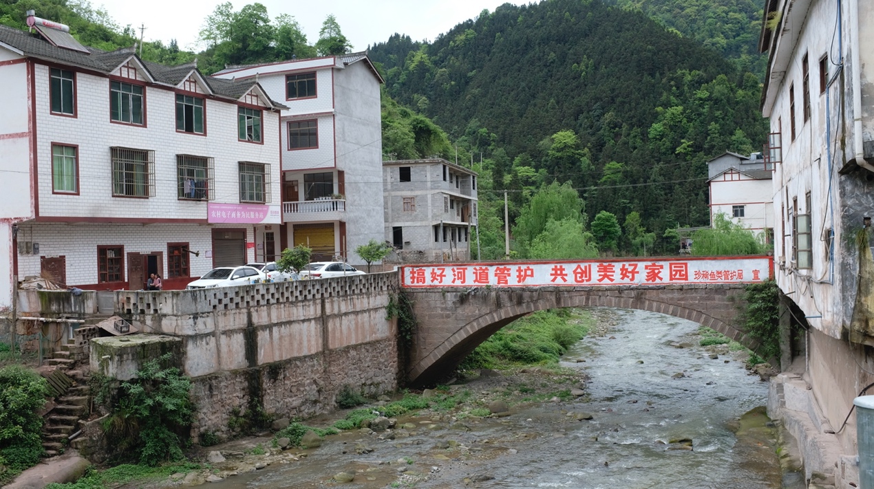 4月15日，云南省昭通市威信县赤水河流域的河道面貌。
