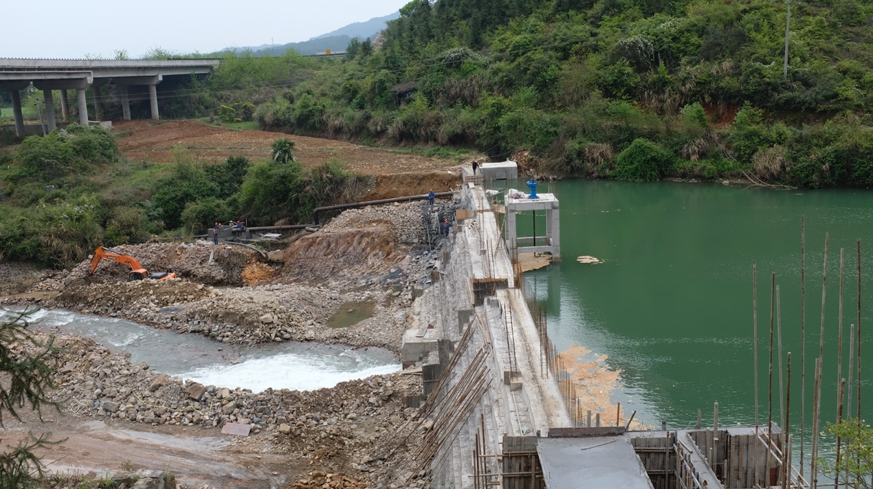 4月9日 江西省修水县黄坊水电站大坝正在进行除险加固，坝体上设计了溢流堰保障生态流量下泄。整改前，这座大坝被列为“三类坝”已存在安全隐患。