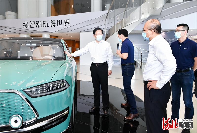 7月23日,全省经济工作推进会暨重点项目投资建设现场会在保定召开。会议期间,王东峰、许勤、叶冬松与参会代表集中观摩了长城汽车新技术中心氢能项目等。河北日报记者赵威摄